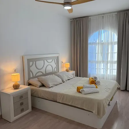 Seaside Paradise - 2 Bedroom With Ocean Views & Air Conditioning In *