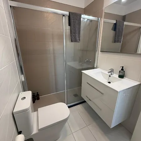 Apartment Seaside Paradise - 2 Bedroom With Ocean Views & Air Conditioning In